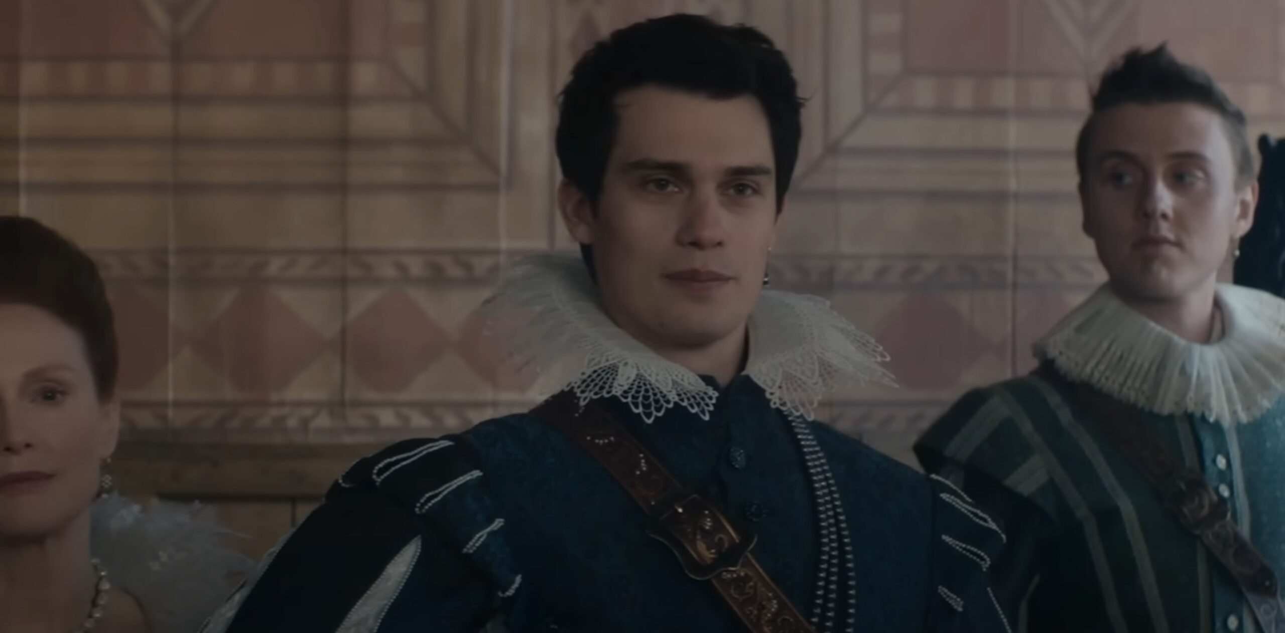 Julianne Moore e Nicholas Galitzine são mãe e filho com sede pelo poder em Mary &amp; George