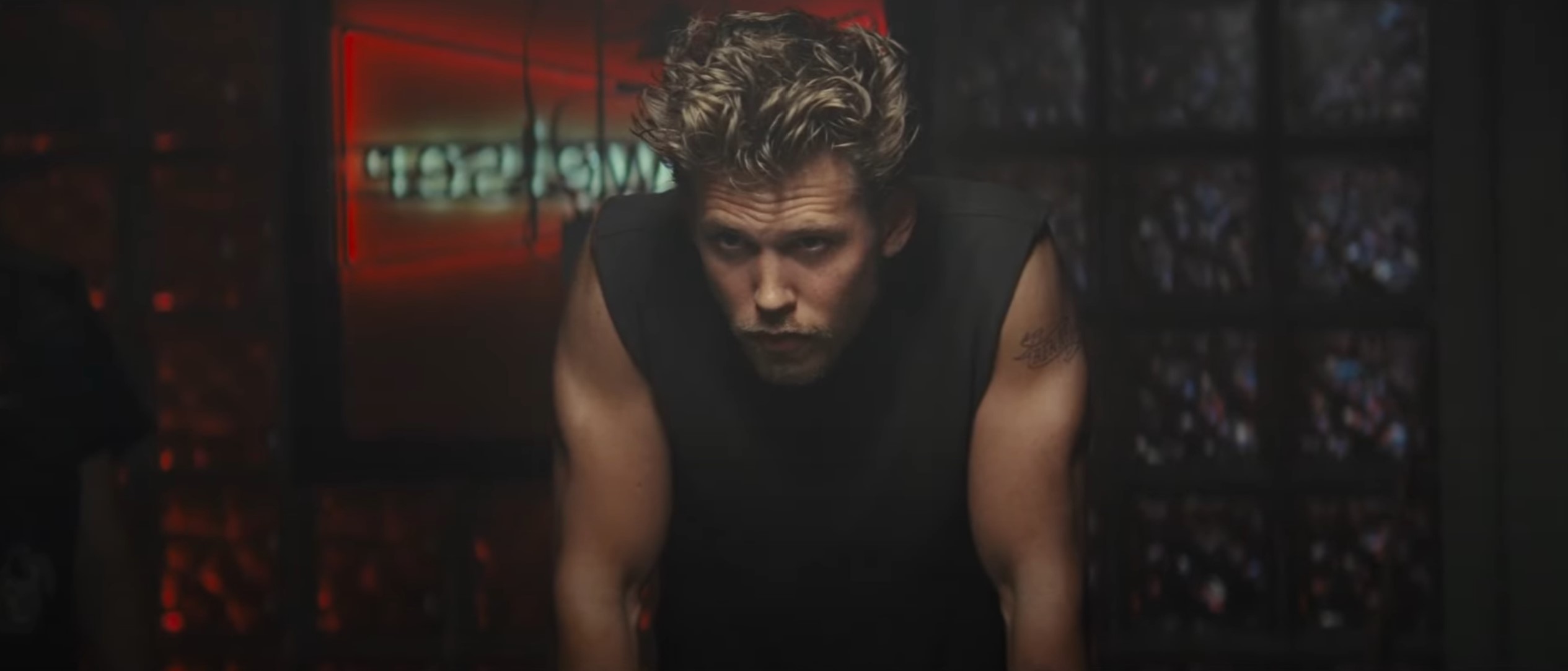 Austin Butler está dividido entre Jodie Comer e Tom Hardy em novo trailer de Clube dos Vândalos