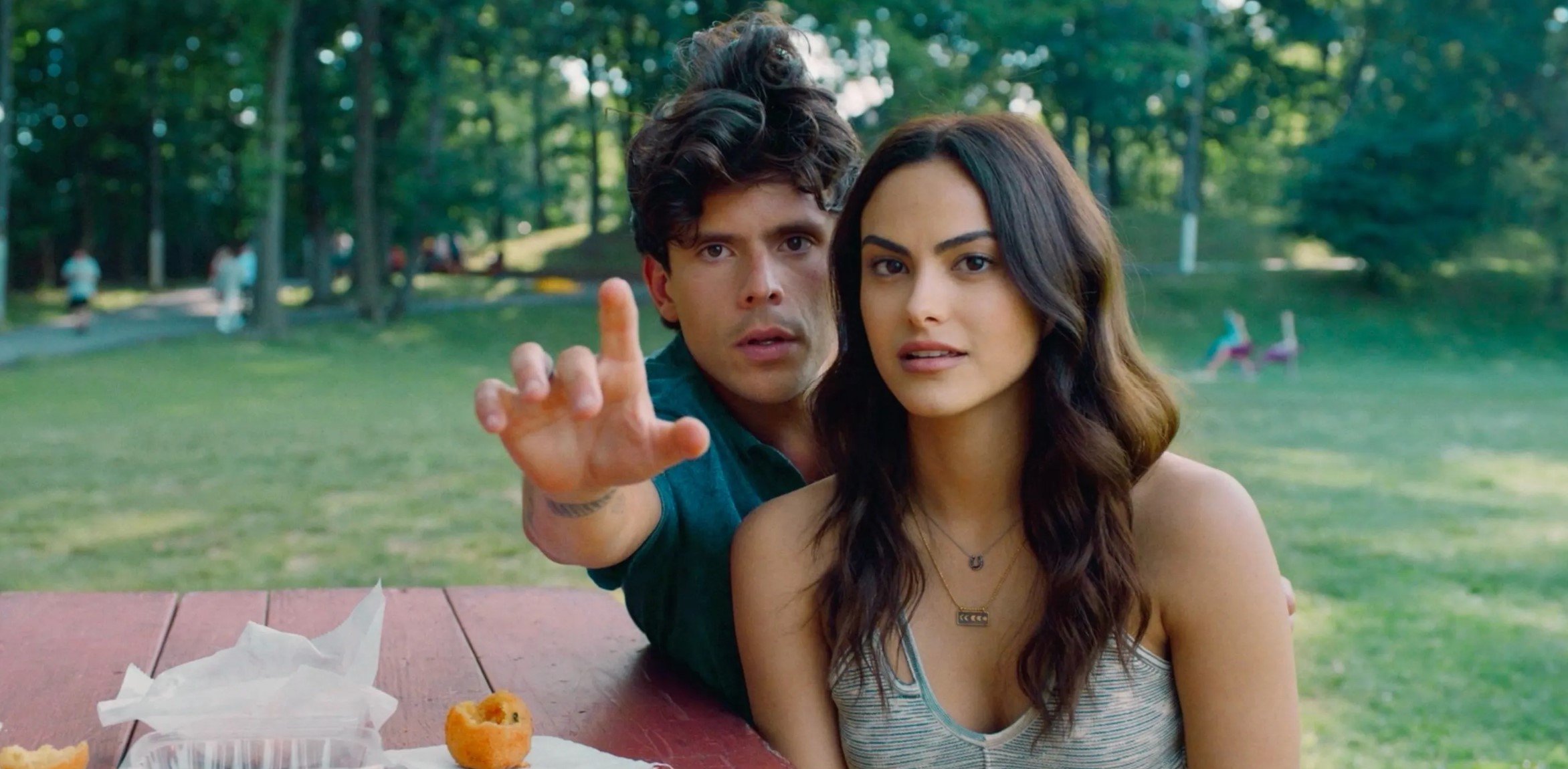 Camila Mendes é música (brasileira) para os ouvidos de Rudy Mancuso em 'Música'