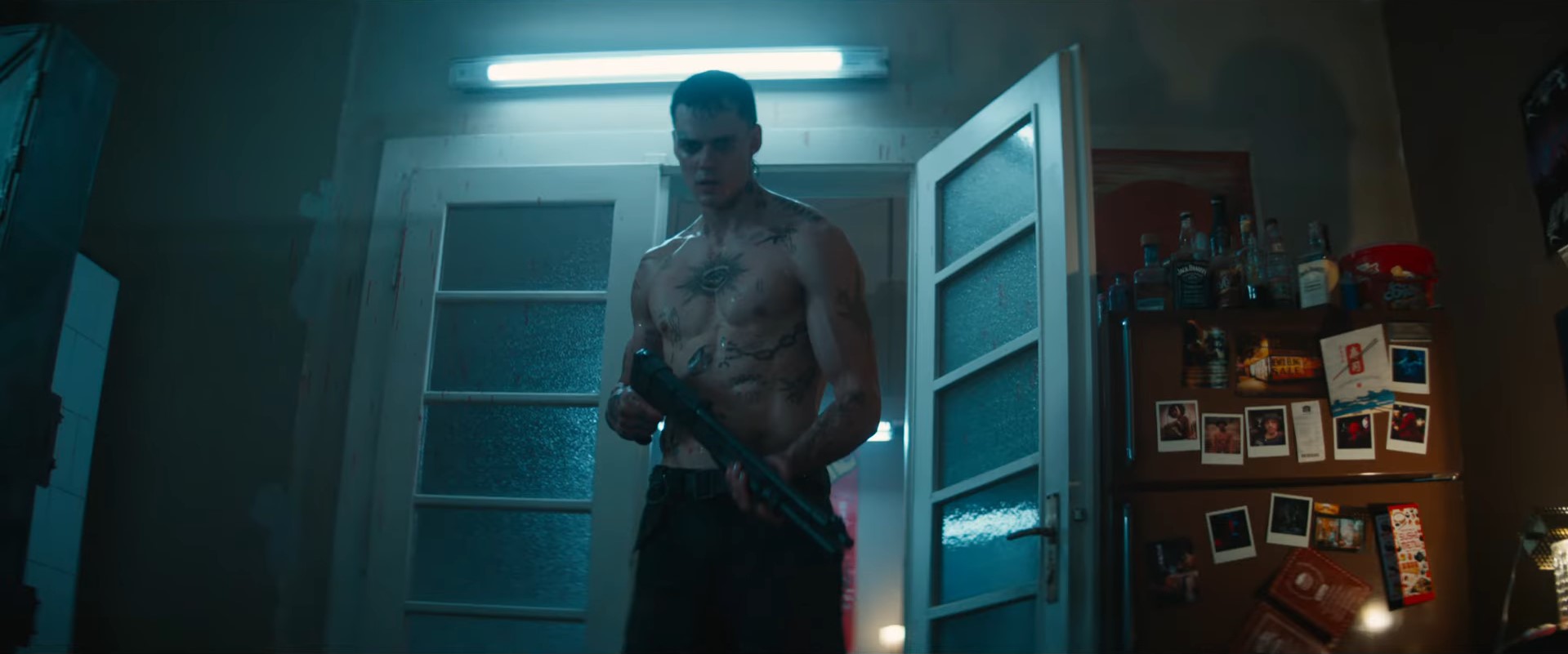 O Corvo: Bill Skarsgård volta dos mortos em trailer de ação sangrento