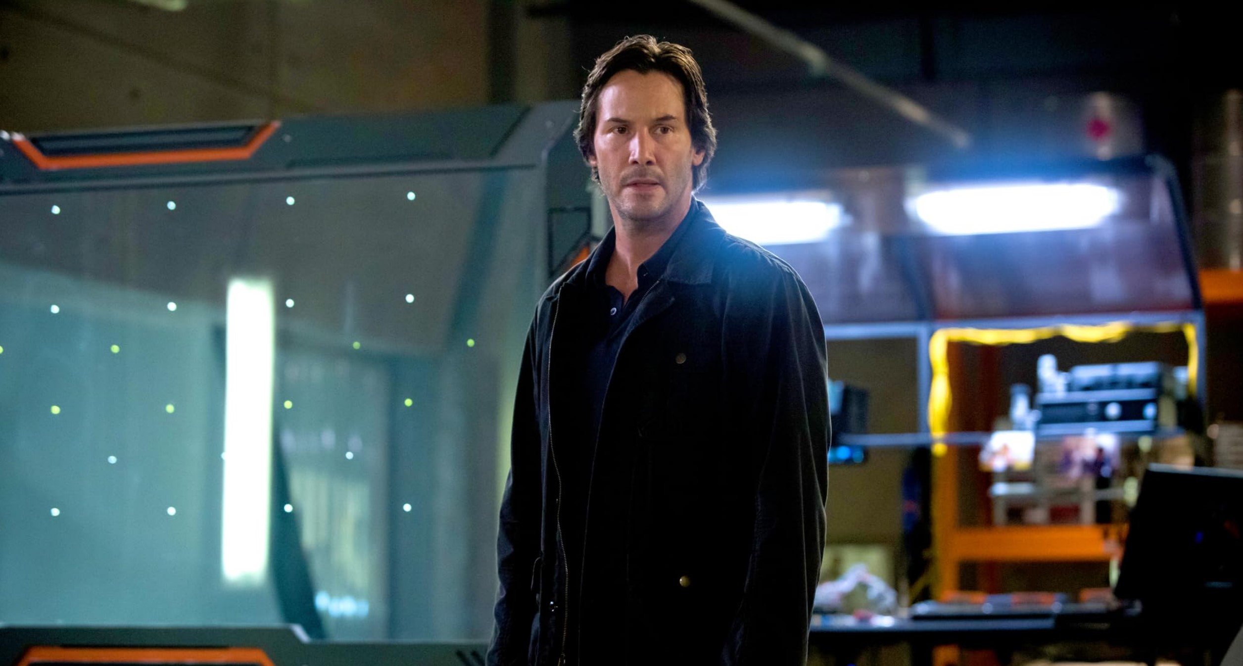 Keanu Reeves em pleno caos dentro de um avião no filme ousado de diretor vencedor da Palma de Ouro