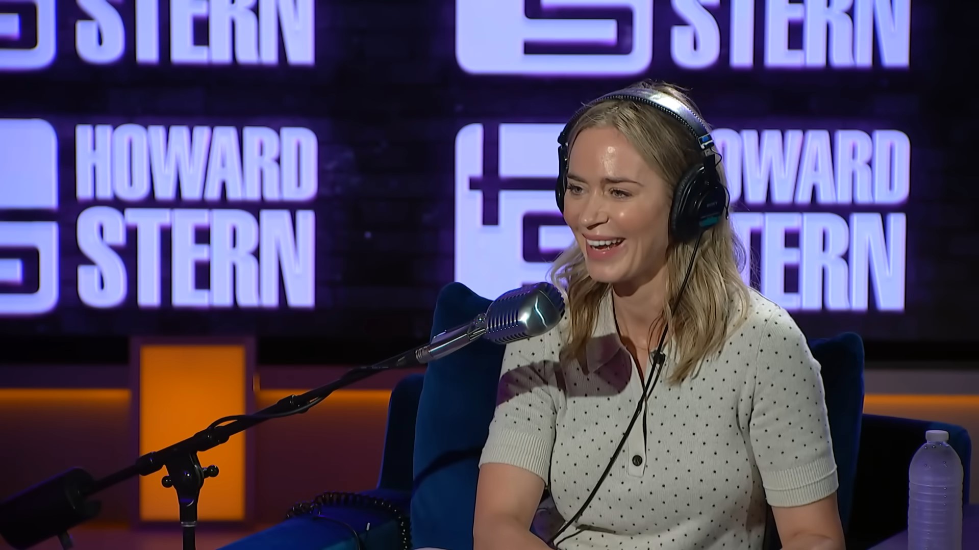 Emily Blunt diz que se sentiu mal depois de beijar certos atores