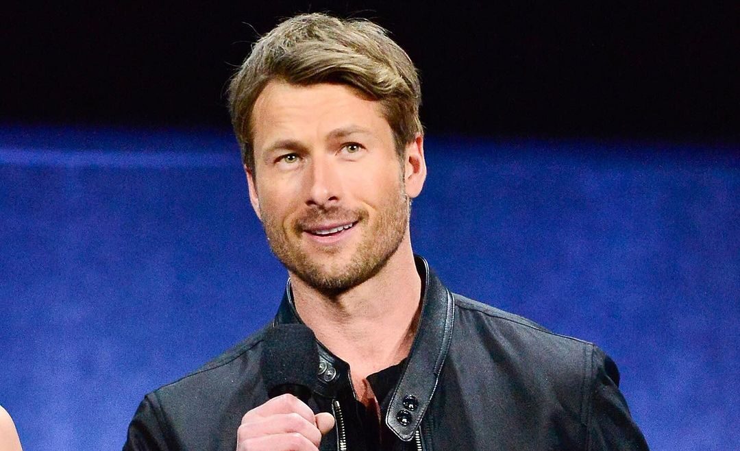 Glen Powell revela que passou muito mal ao se ver em 'Estrelas Além do Tempo'