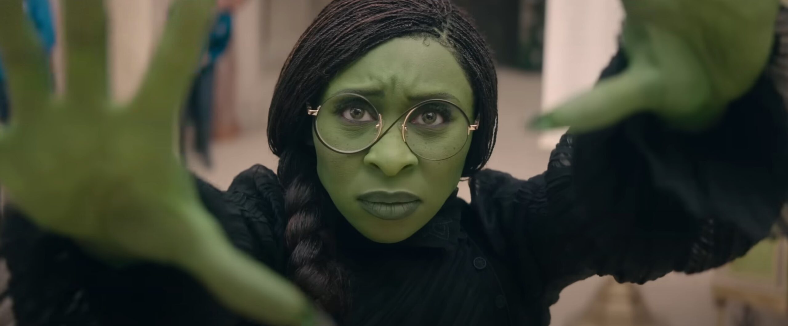'Wicked': Cynthia Erivo e Ariana Grande contam história de origem no trailer oficial