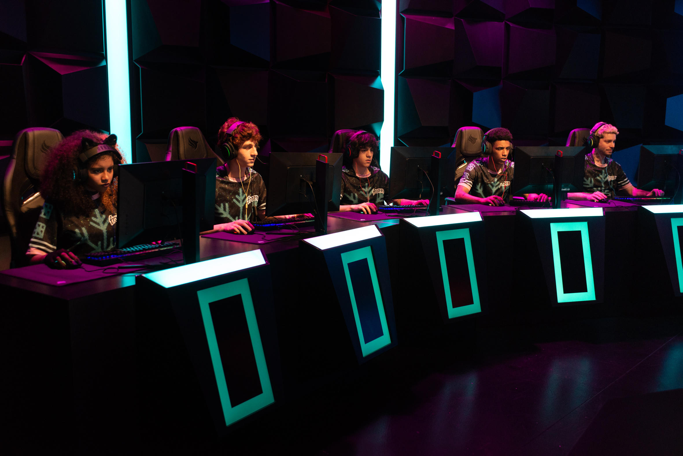 'Dr4g0n': craque de Full Force protagoniza série ambientada na temática de e-sports