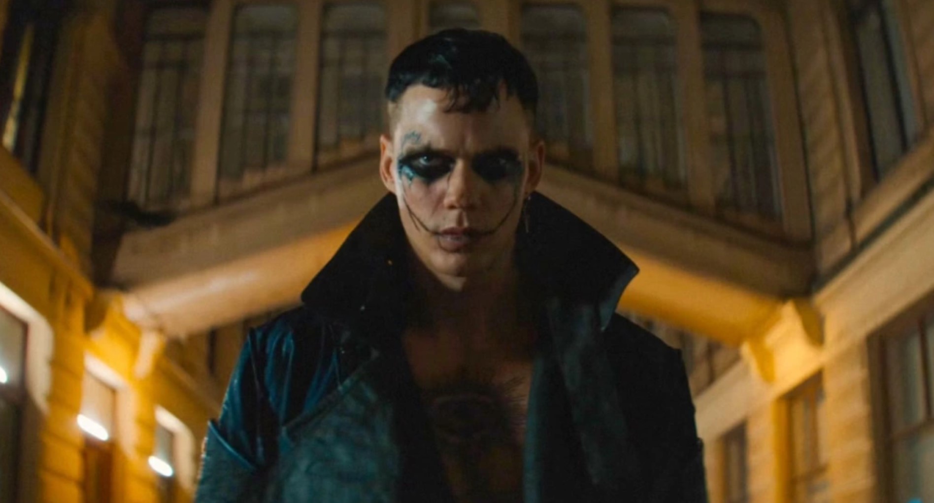 Crítica: Bill Skarsgård é 'O Corvo' em reimaginação que vacila, mas entrega algo diferente