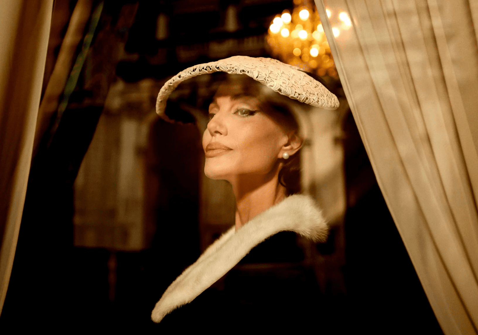 Angelina Jolie sobe ao palco em filme sobre Maria Callas e reflete sobre seus "tempos sombrios"