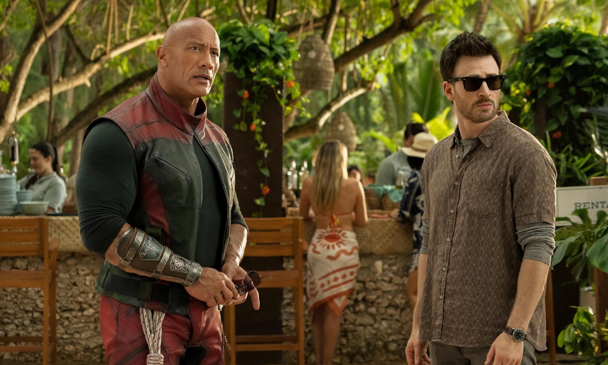 'Operação Natal': Novo trailer une Chris Evans e The Rock em resgate do Papai Noel