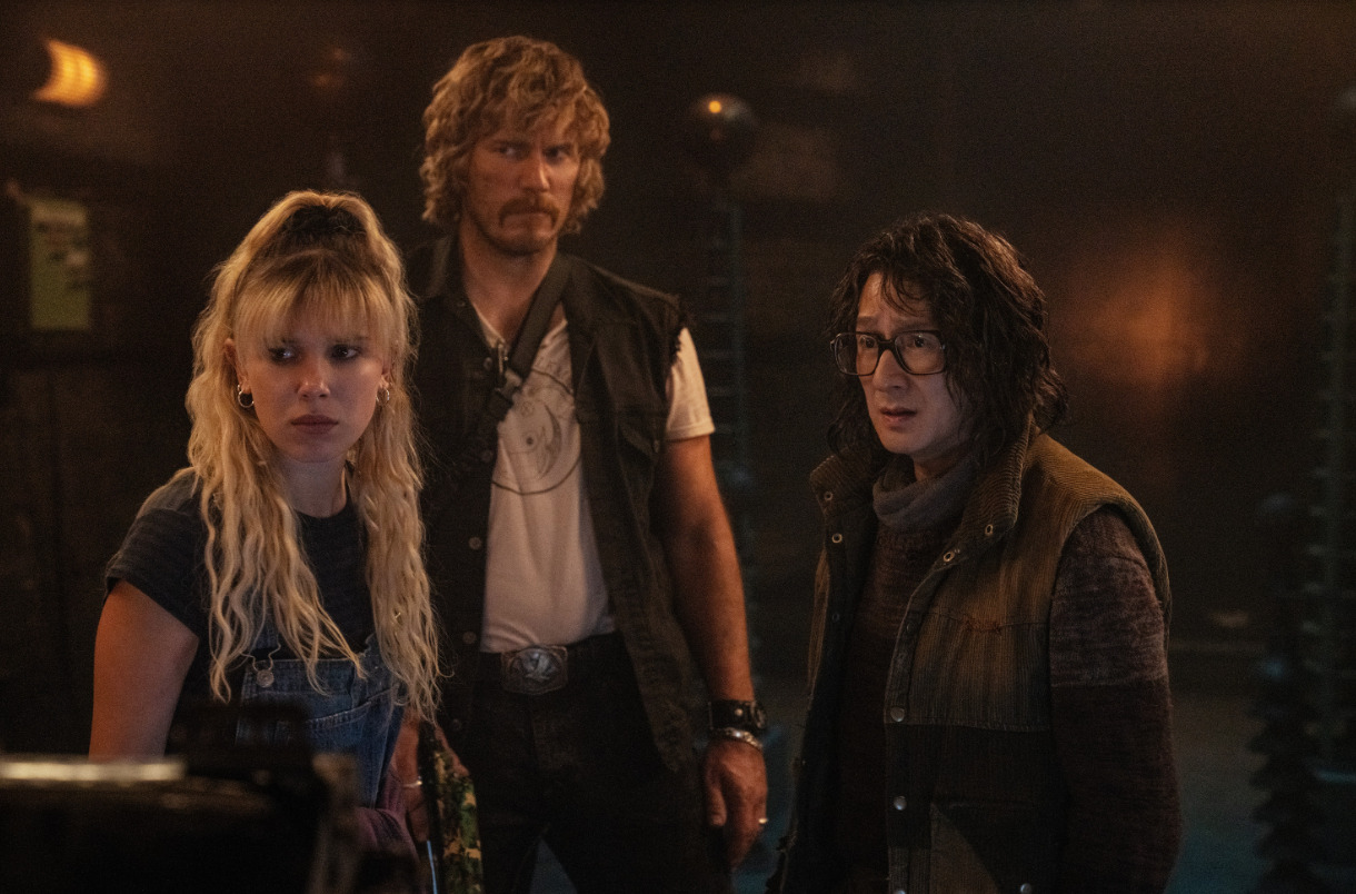 Millie Bobby Brown e Chris Pratt em fotos de 'The Electric State' filme retrofuturístico da Netflix