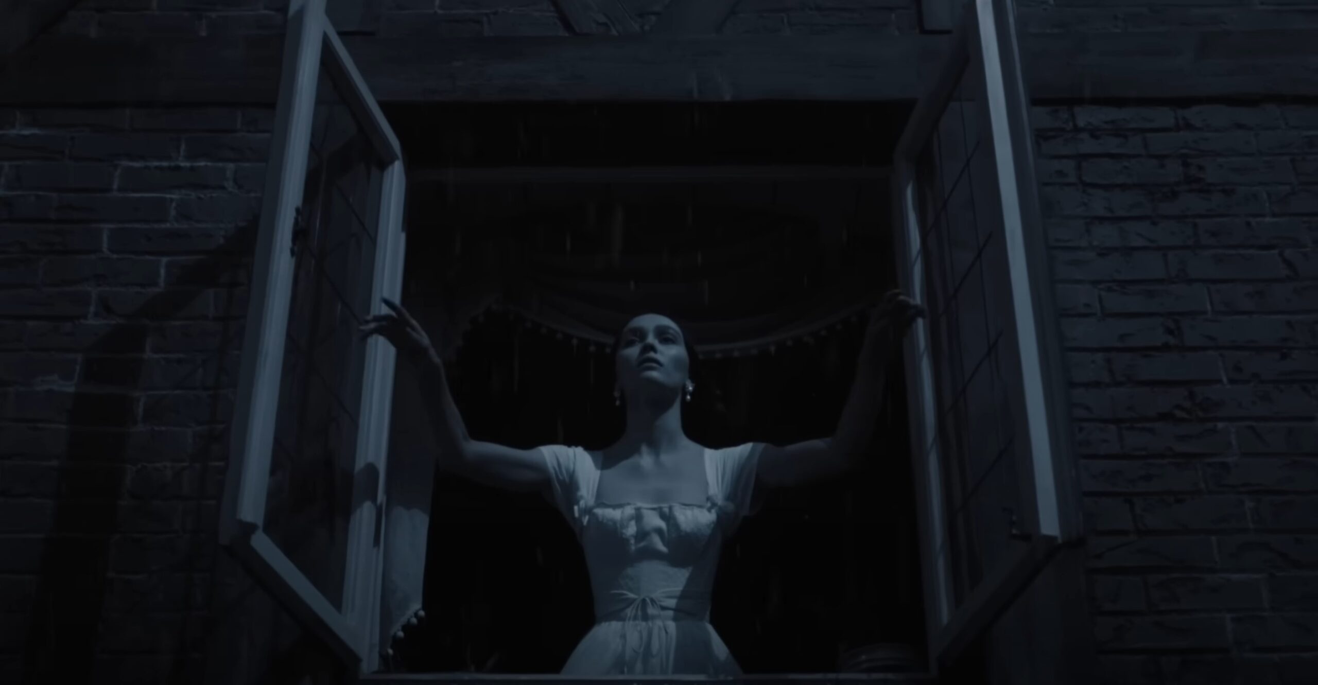 'Nosferatu': Lily-Rose Depp sente o chamado do vampiro de Bill Skarsgård em trailer inédito